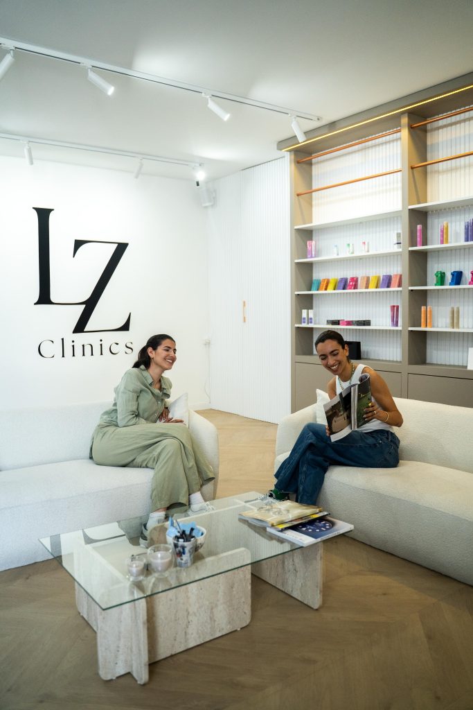Cliënten in de ontvangstruimte van LZ Clinics Amsterdam
